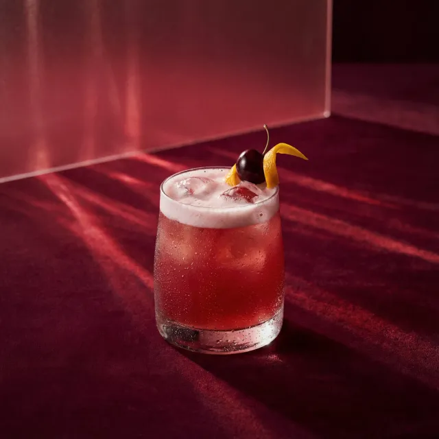 Bols Cherry Sour cocktail med kirsebær