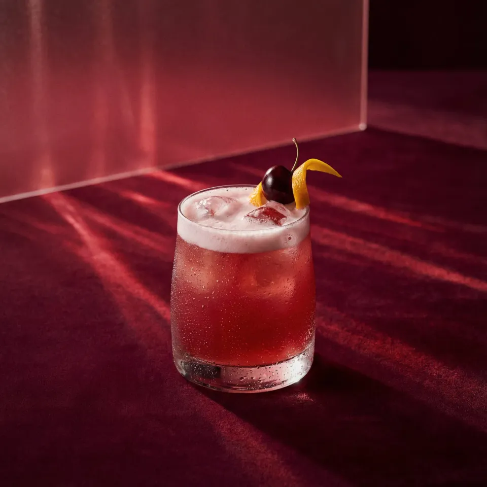 Bols Cherry Sour cocktail med kirsebær