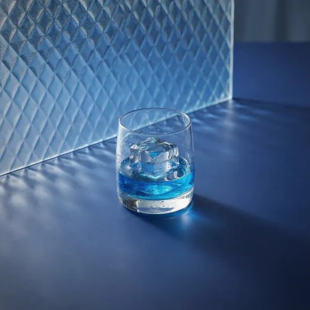 Bols Blue 1575 On the Rocks cocktail rom