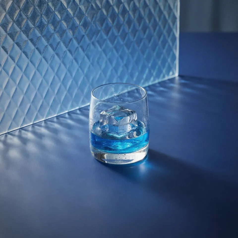 Bols Blue 1575 On the Rocks cocktail rom