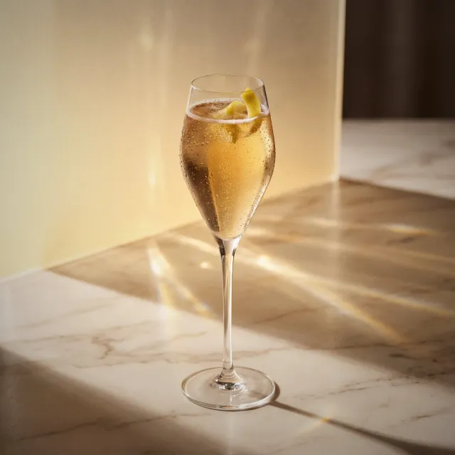 Bols Elderflower Royale cocktail med hyldeblomst