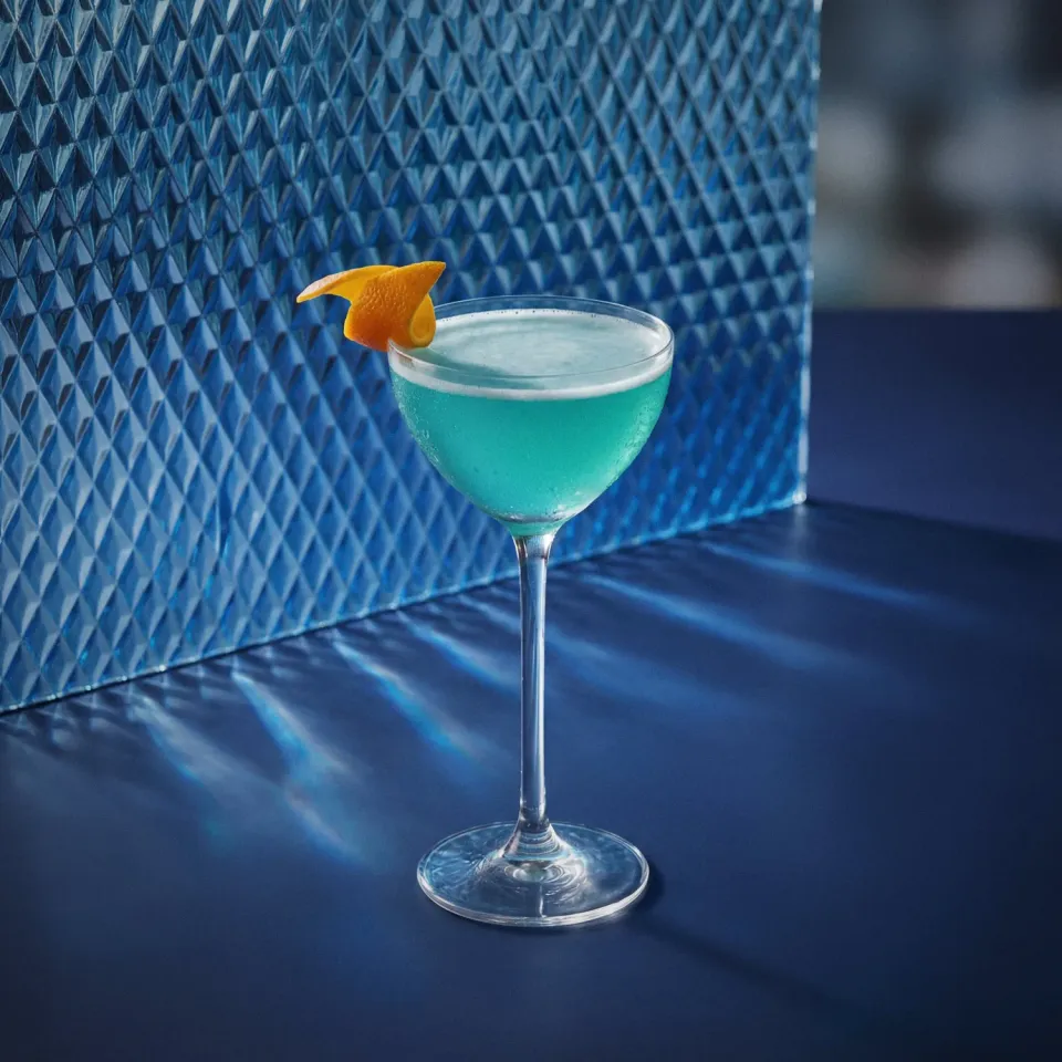 Bols Blue Martini cocktail ananas