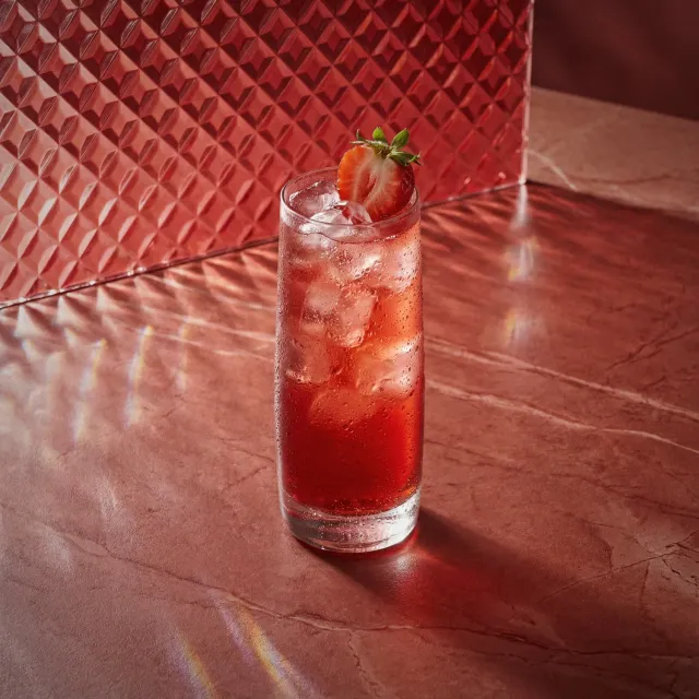 Bols Strawberry Gin Smash cocktail jordbær