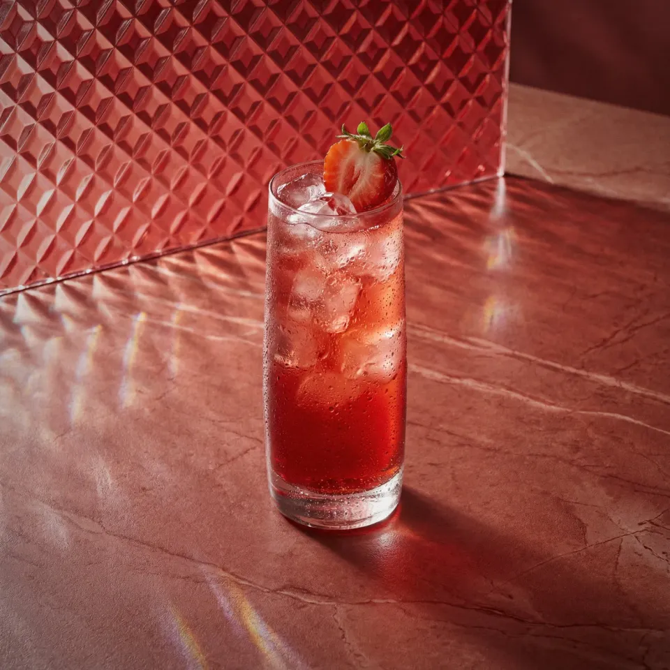 Bols Strawberry Gin Smash cocktail jordbær