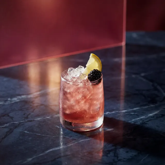 Bols Bramble cocktail med solbær