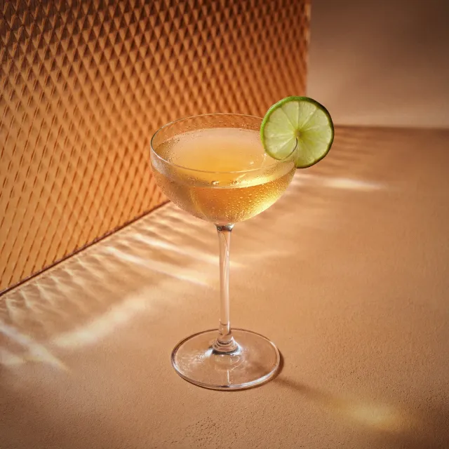 Bols Peach Fizz cocktail med fersken