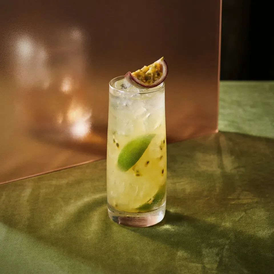 Bols Swizzle cocktail frisk kiwi og genever